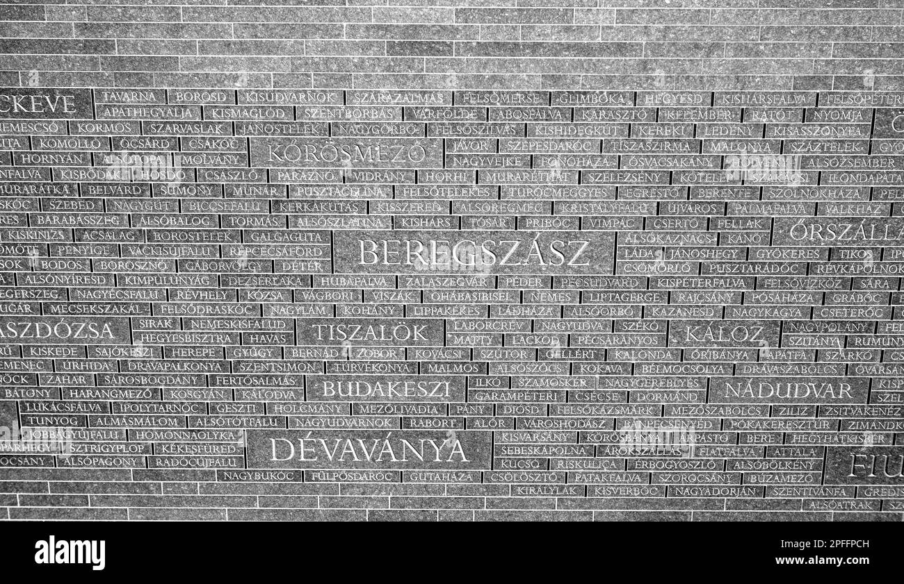 Nomi di luoghi ungheresi all'interno del Memoriale dell'unità Nazionale, che commemorano il Trattato di Trianon, Alkotmany utca, Alkotmany Street, Budapest, Ungheria Foto Stock