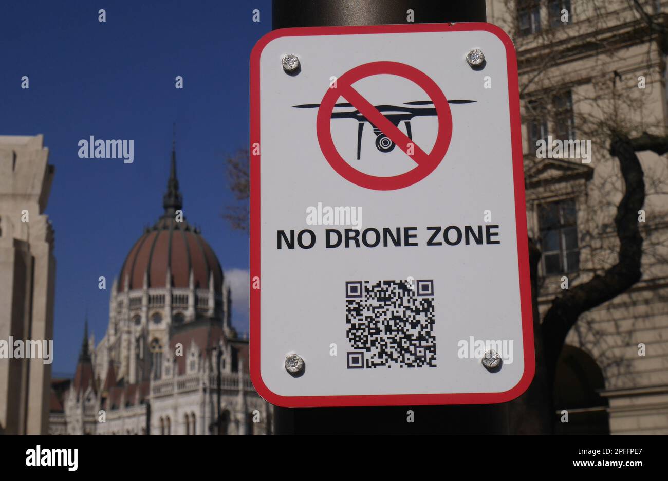 Cartello con il codice QR che indica una zona senza droni all'esterno dell'edificio del Parlamento, Budapest, Ungheria Foto Stock