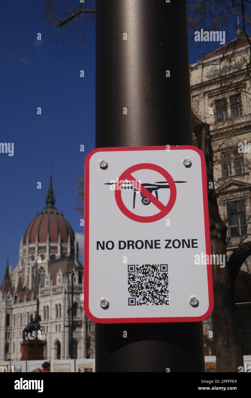 Cartello con il codice QR che indica una zona senza droni all'esterno dell'edificio del Parlamento, Budapest, Ungheria Foto Stock