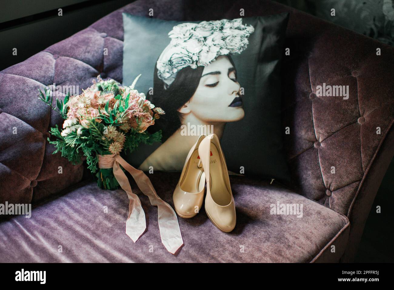 Fiori di nozze e tacchi sulla soffa puprle velluto Foto Stock