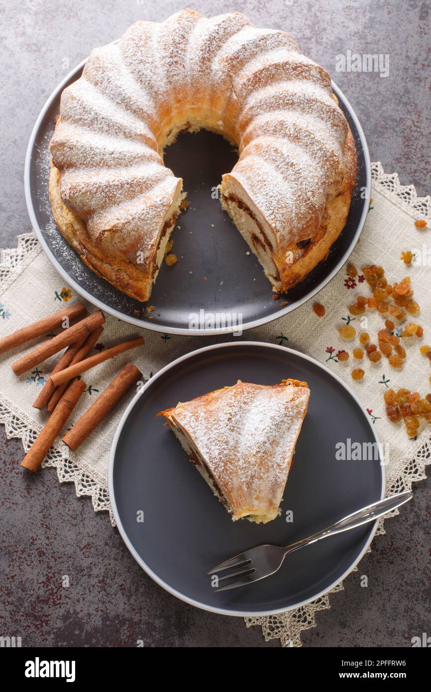 Primo piano della torta di Pasqua carinzia in un piatto sul tavolo. Vista verticale dall'alto Foto Stock