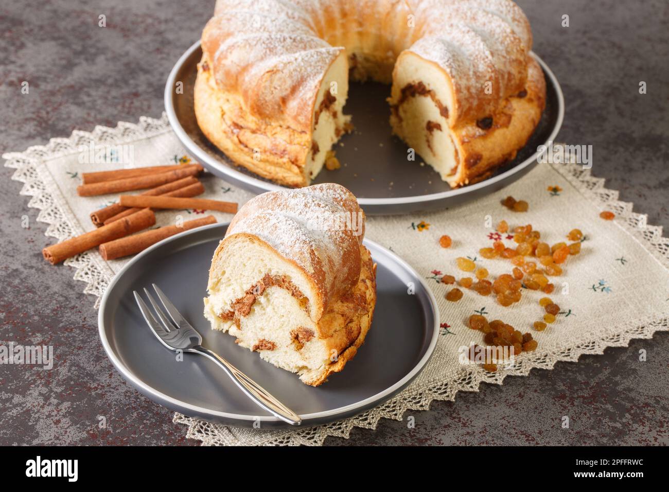 Torta di Pasqua austriaca alla cannella Raisin primo piano in un piatto sul tavolo. Orizzontale Foto Stock