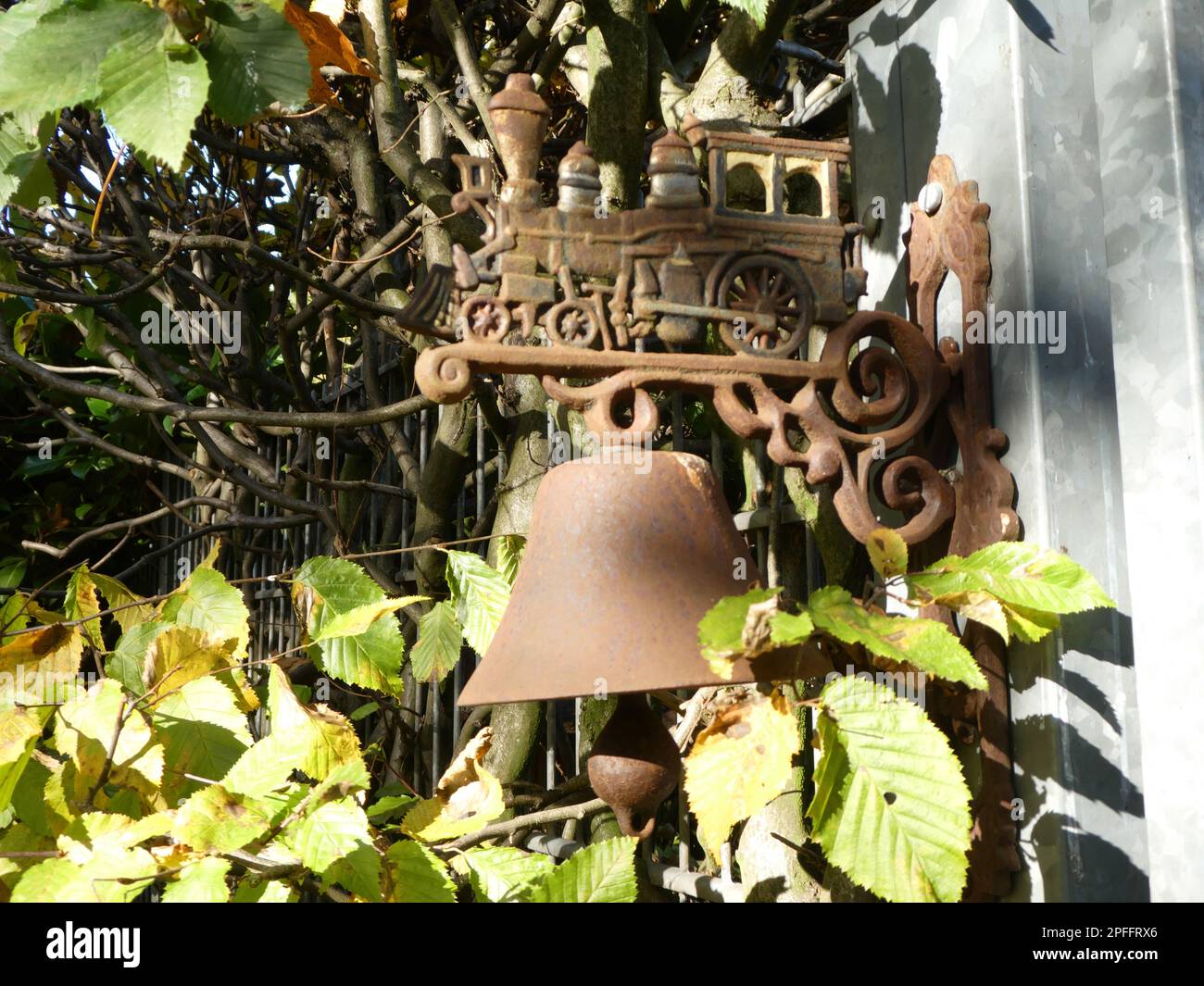 Ferrovia con campanello sulla porta del giardino Foto Stock