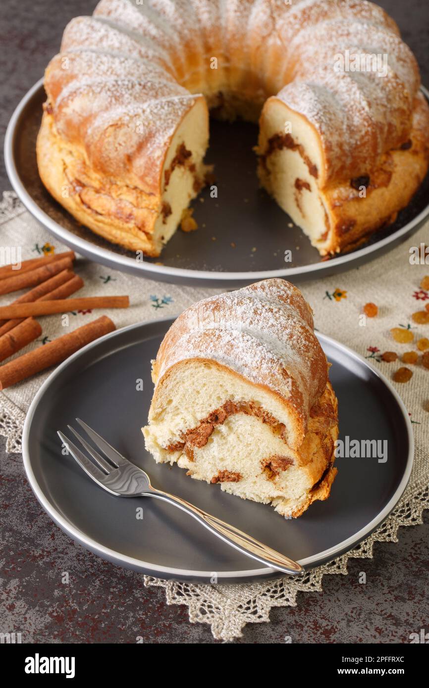 Primo piano della torta di Pasqua carinzia in un piatto sul tavolo. Verticale Foto Stock