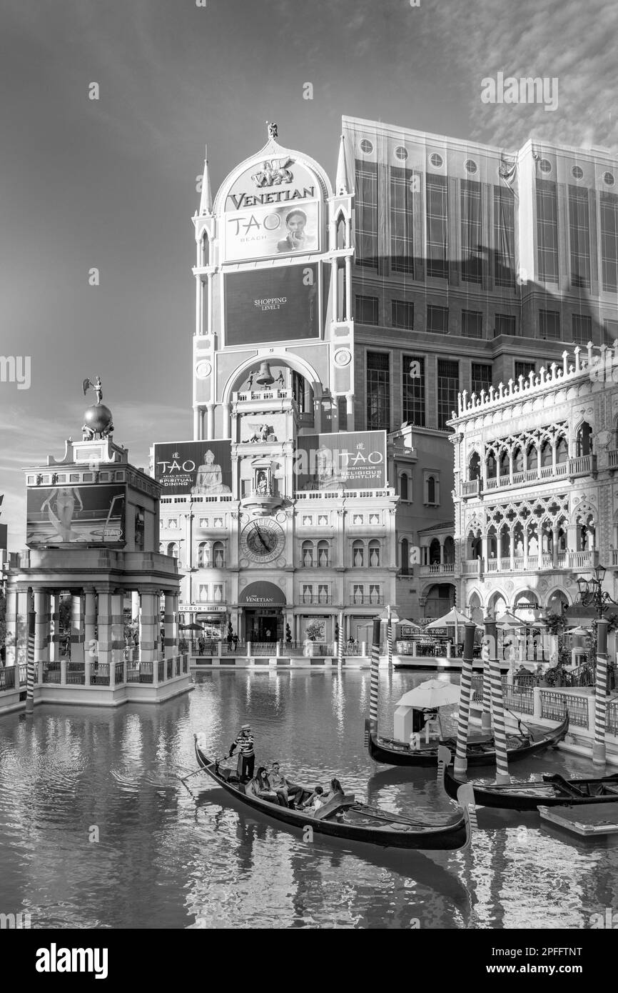 Las Vegas, USA - 9 marzo 2019: I turisti possono godersi un giro in gondola presso l'hotel e il casinò veneziano di Las Vegas, USA. Foto Stock