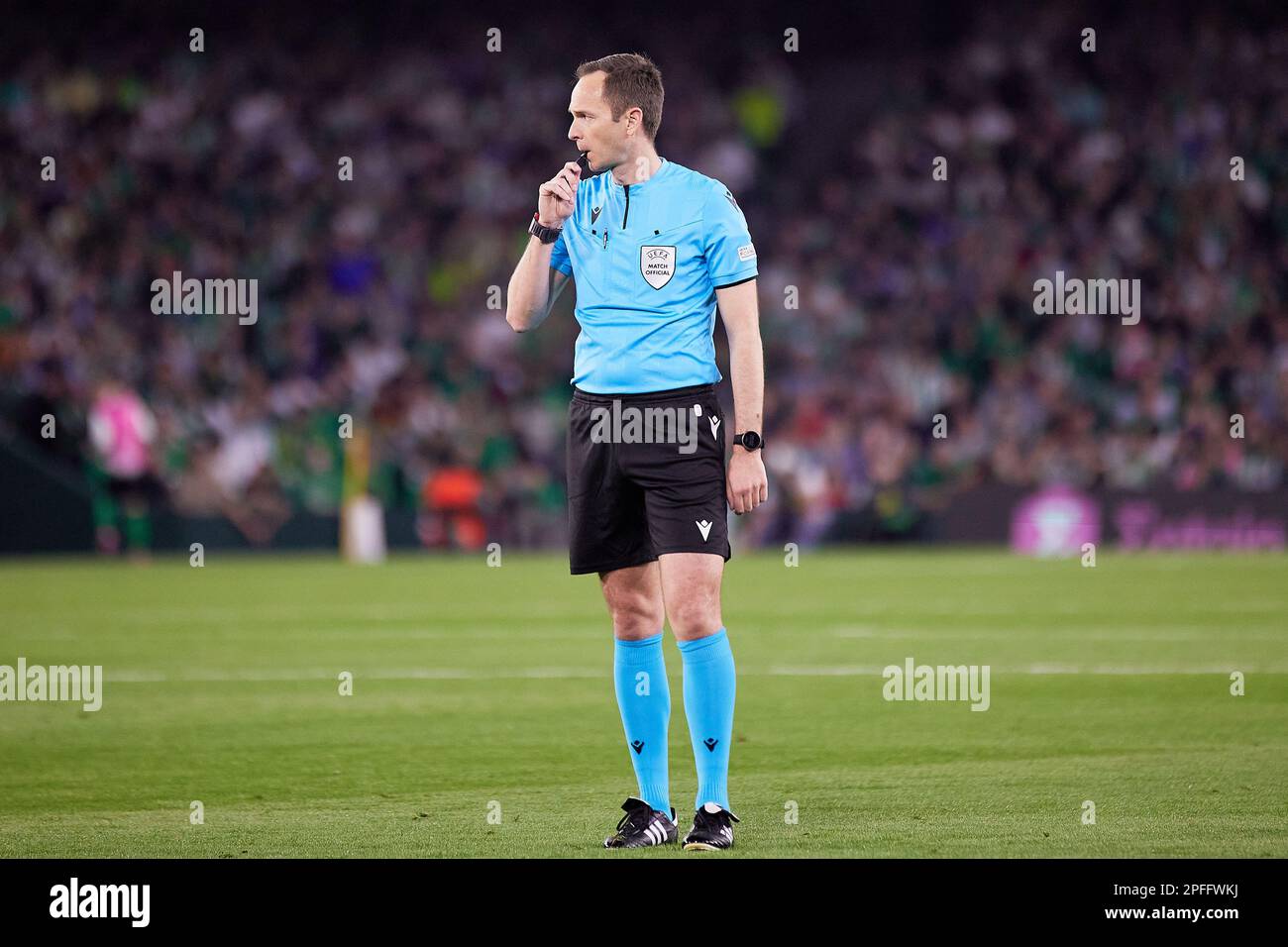 Siviglia, Spagna. 16th Mar, 2023. L'arbitro Srdjan Jovanovic visto durante la partita della UEFA Europa League tra Real Betis e Manchester United all'Estadio Benito Villarin di Siviglia. (Photo Credit: Gonzales Photo/Alamy Live News Foto Stock