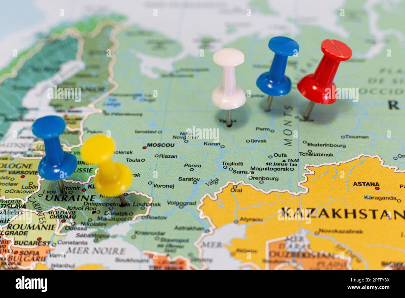 Ubicazione Ucraina e Russia. Segnaposto multicolore su una mappa. Foto Stock
