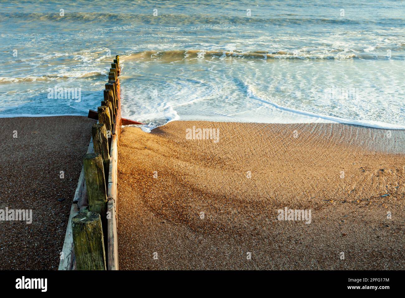 Pomeriggio invernale sulla spiaggia di Worthing nel Sussex occidentale, Inghilterra. Foto Stock