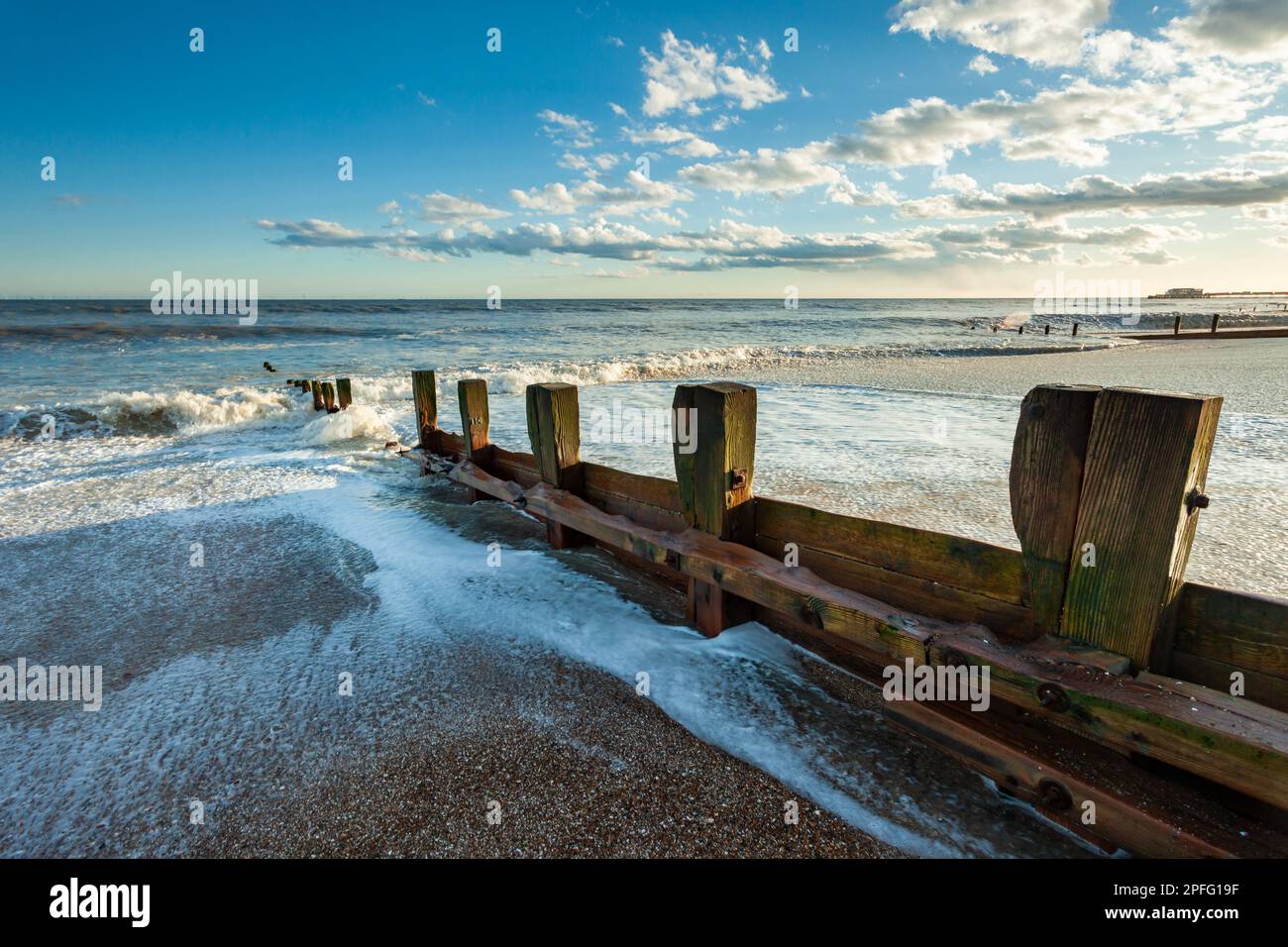 Groynes di legno sulla spiaggia di Worthing nel West Sussex, Inghilterra. Foto Stock