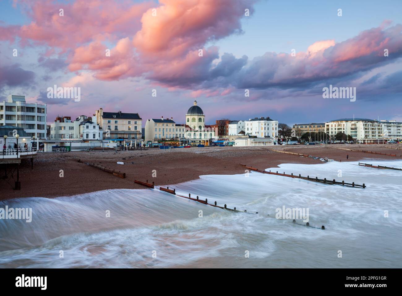 Tramonto sulla spiaggia di Worthing a West Sussex, Inghilterra. Foto Stock