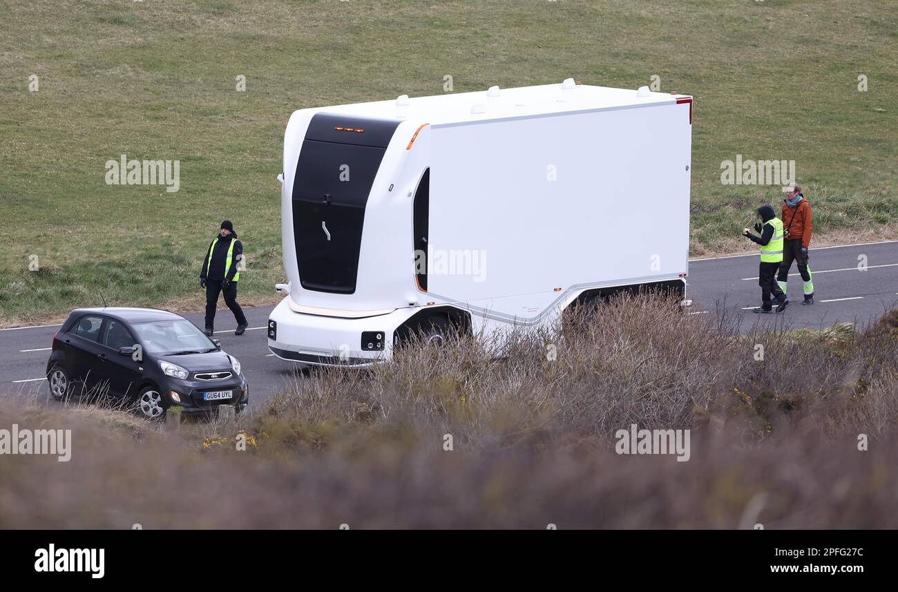 Per la prima volta, un camion elettrico autonomo svedese Einride Gen 2 viene messo in campo sulle strade della Gran Bretagna. Il veicolo futuristico è stato girato da un equipaggio di film utilizzando un drone come ha guidato a distanza lungo Beachy Head Road vicino Eastbourne, Regno Unito. Foto Stock