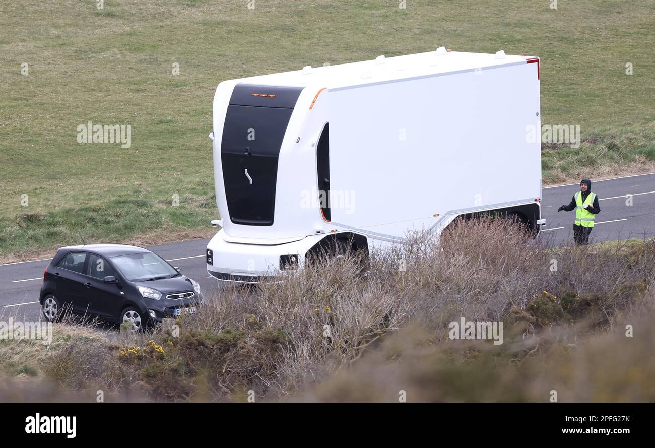 Per la prima volta, un camion elettrico autonomo svedese Einride Gen 2 viene messo in campo sulle strade della Gran Bretagna. Il veicolo futuristico è stato girato da un equipaggio di film utilizzando un drone come ha guidato a distanza lungo Beachy Head Road vicino Eastbourne, Regno Unito. Foto Stock