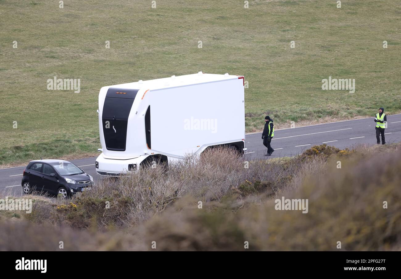 Per la prima volta, un camion elettrico autonomo svedese Einride Gen 2 viene messo in campo sulle strade della Gran Bretagna. Il veicolo futuristico è stato girato da un equipaggio di film utilizzando un drone come ha guidato a distanza lungo Beachy Head Road vicino Eastbourne, Regno Unito. Foto Stock