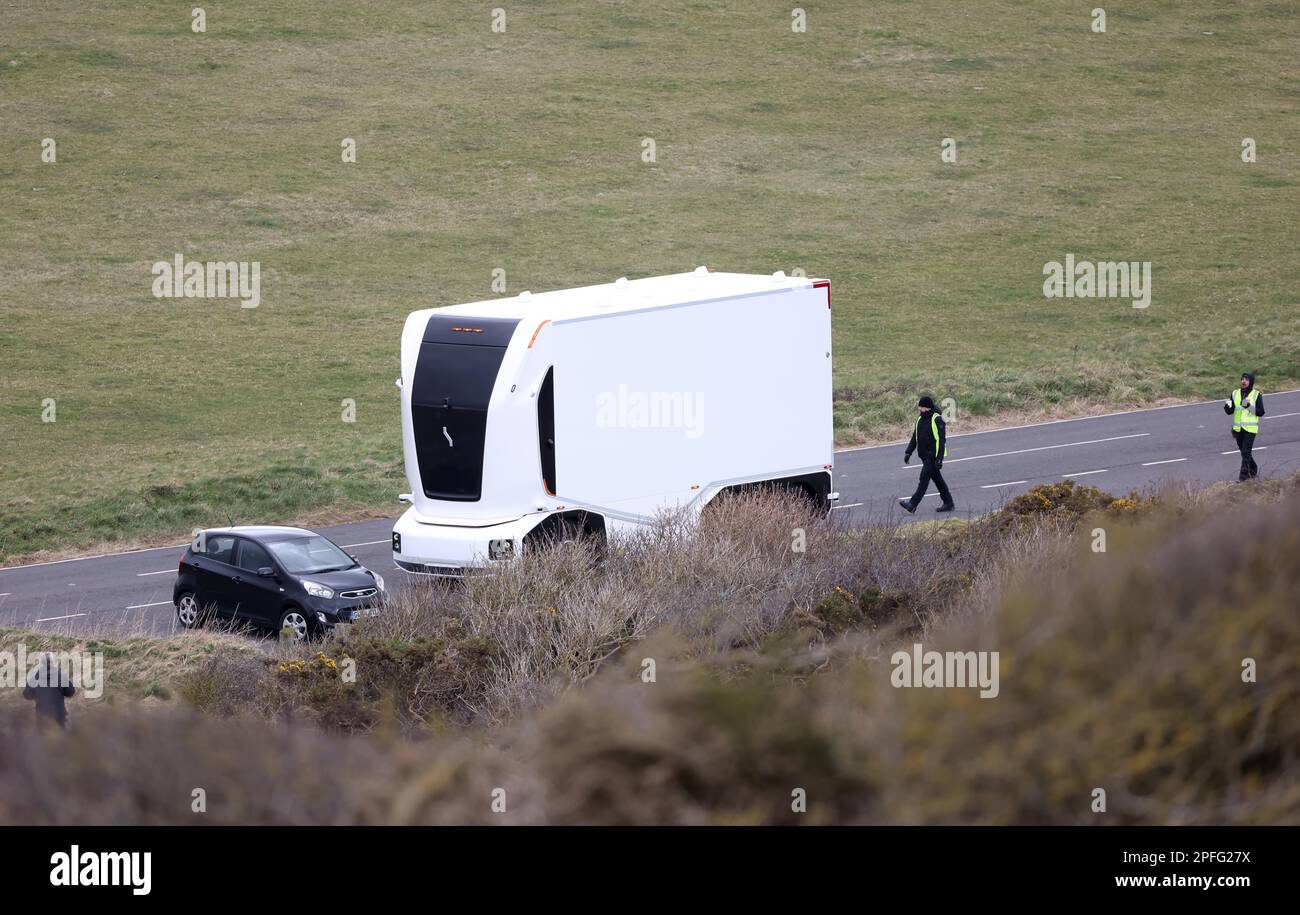 Per la prima volta, un camion elettrico autonomo svedese Einride Gen 2 viene messo in campo sulle strade della Gran Bretagna. Il veicolo futuristico è stato girato da un equipaggio di film utilizzando un drone come ha guidato a distanza lungo Beachy Head Road vicino Eastbourne, Regno Unito. Foto Stock