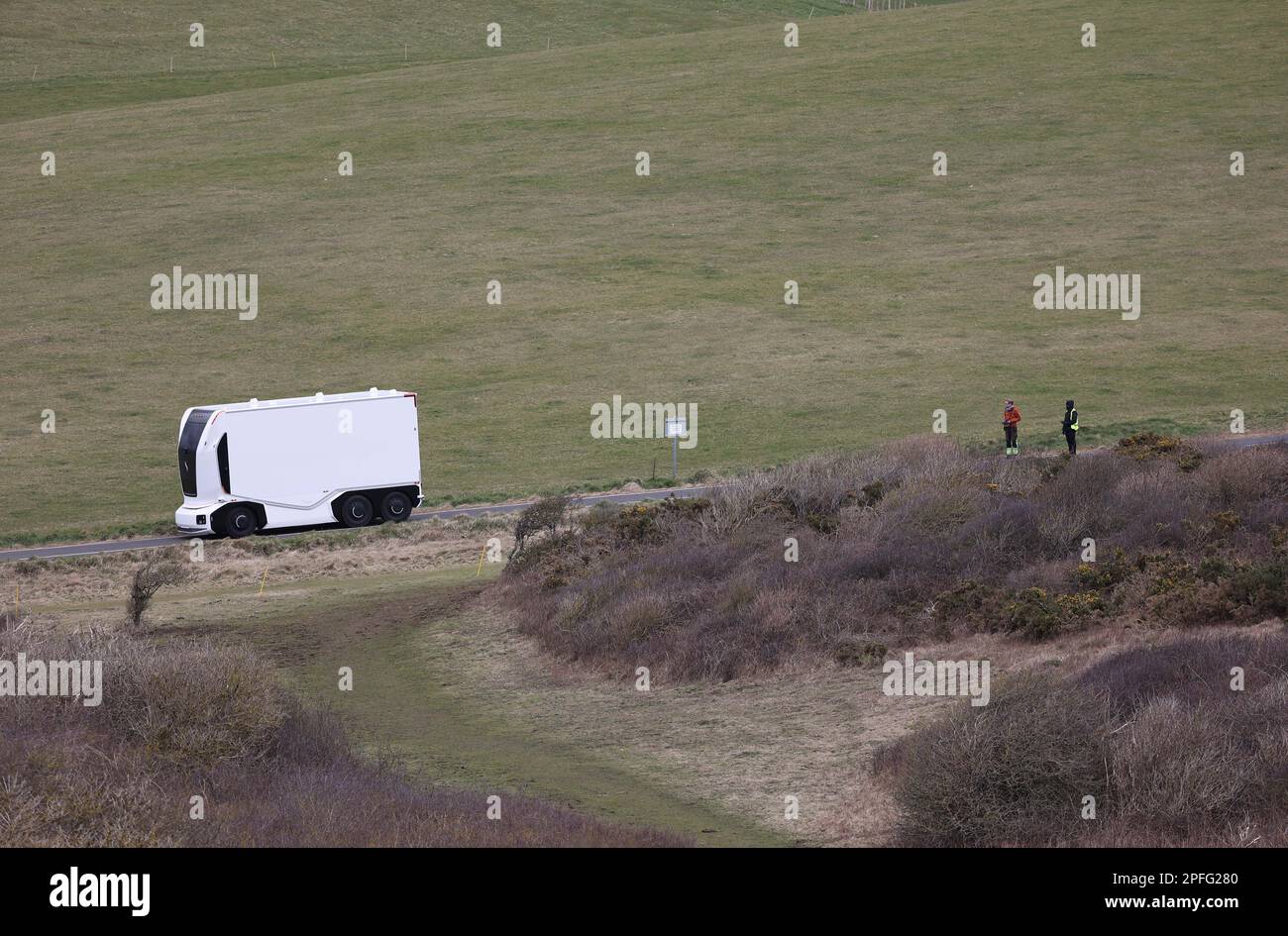 Per la prima volta, un camion elettrico autonomo svedese Einride Gen 2 viene messo in campo sulle strade della Gran Bretagna. Il veicolo futuristico è stato girato da un equipaggio di film utilizzando un drone come ha guidato a distanza lungo Beachy Head Road vicino Eastbourne, Regno Unito. Foto Stock