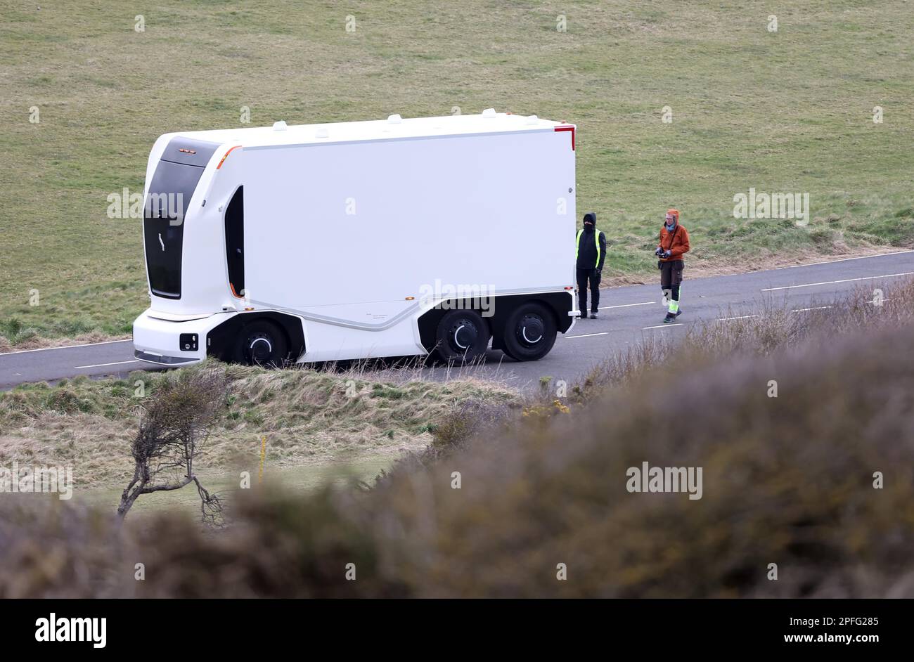 Per la prima volta, un camion elettrico autonomo svedese Einride Gen 2 viene messo in campo sulle strade della Gran Bretagna. Il veicolo futuristico è stato girato da un equipaggio di film utilizzando un drone come ha guidato a distanza lungo Beachy Head Road vicino Eastbourne, Regno Unito. Foto Stock