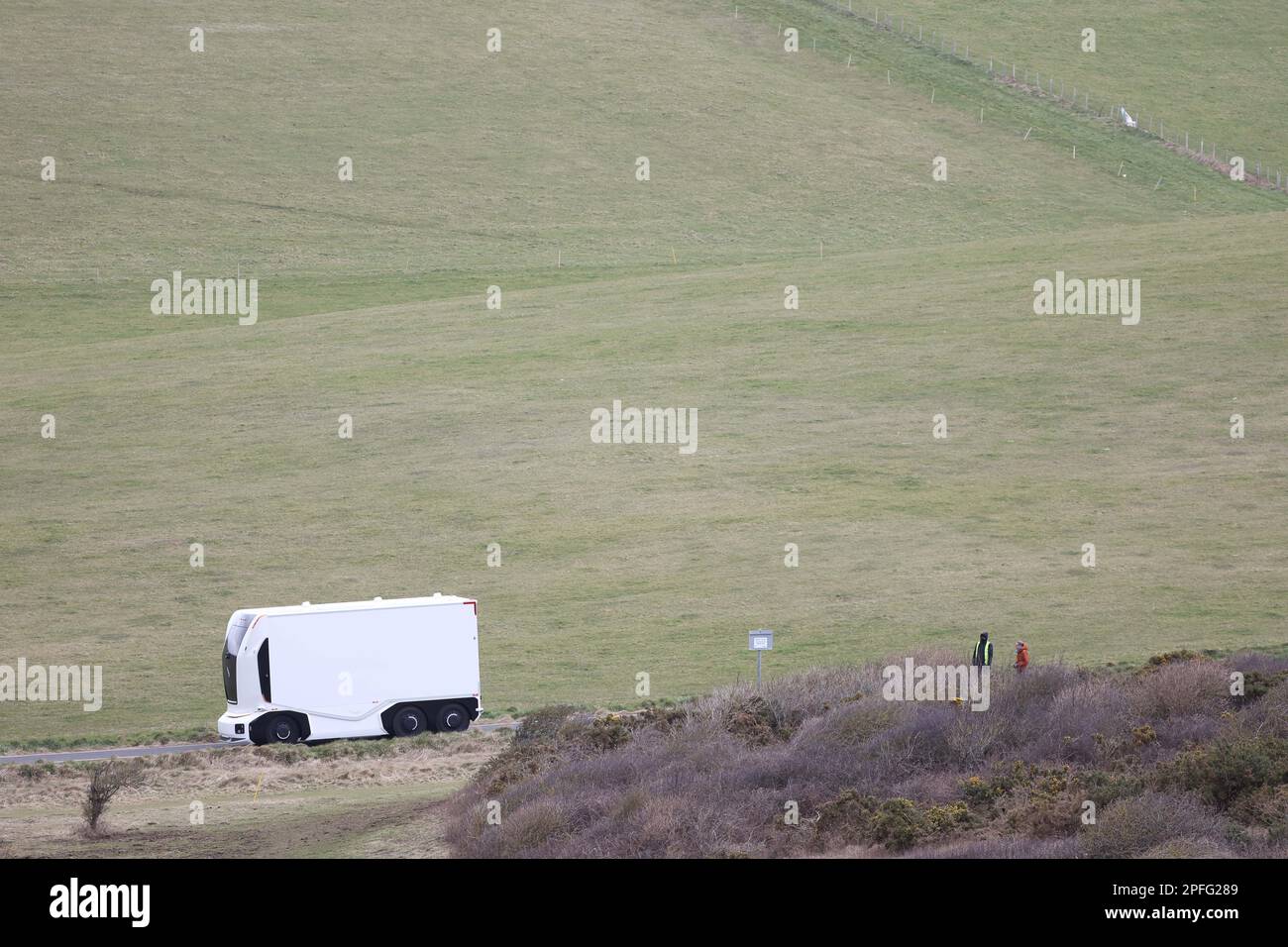 Per la prima volta, un camion elettrico autonomo svedese Einride Gen 2 viene messo in campo sulle strade della Gran Bretagna. Il veicolo futuristico è stato girato da un equipaggio di film utilizzando un drone come ha guidato a distanza lungo Beachy Head Road vicino Eastbourne, Regno Unito. Foto Stock