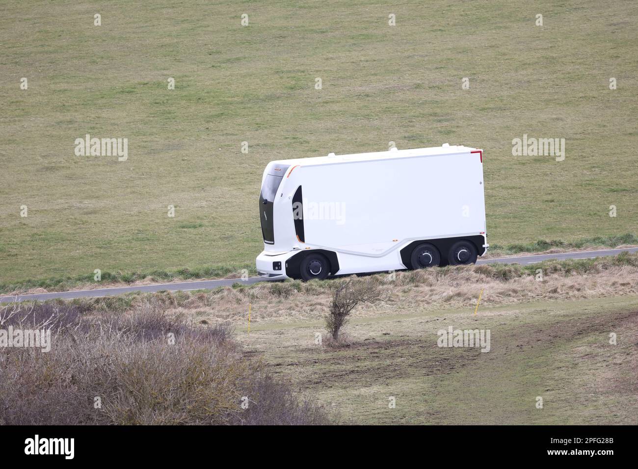 Per la prima volta, un camion elettrico autonomo svedese Einride Gen 2 viene messo in campo sulle strade della Gran Bretagna. Il veicolo futuristico è stato girato da un equipaggio di film utilizzando un drone come ha guidato a distanza lungo Beachy Head Road vicino Eastbourne, Regno Unito. Foto Stock