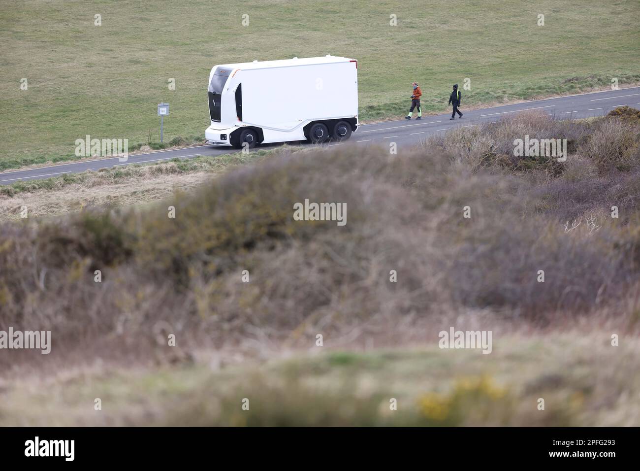 Per la prima volta, un camion elettrico autonomo svedese Einride Gen 2 viene messo in campo sulle strade della Gran Bretagna. Il veicolo futuristico è stato girato da un equipaggio di film utilizzando un drone come ha guidato a distanza lungo Beachy Head Road vicino Eastbourne, Regno Unito. Foto Stock