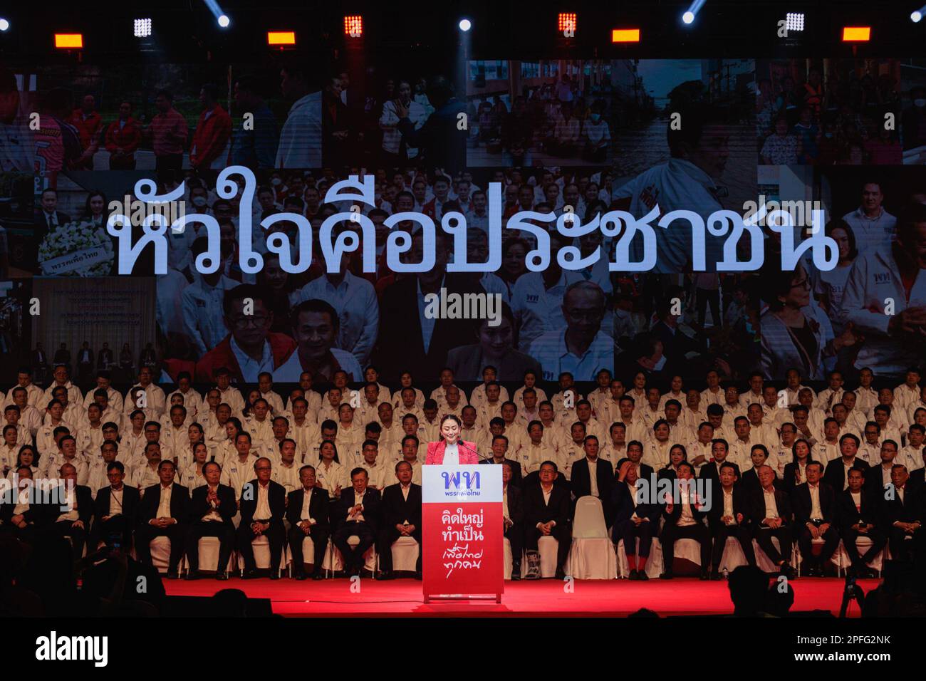 Pathum Thani, Thailandia. 17th Mar, 2023. Paetongtarn Shinawatra, politico e la figlia più giovane dell'ex primo ministro thailandese Thaksin Shinawatra ha visto parlare sul palco. Phue Thai Party, il più grande partito politico della Thailandia, ha tenuto un evento presso la palestra dell'Università di Thammasat a Pathum Thani per presentare i candidati al parlamento e le linee guida politiche. Credit: SOPA Images Limited/Alamy Live News Foto Stock