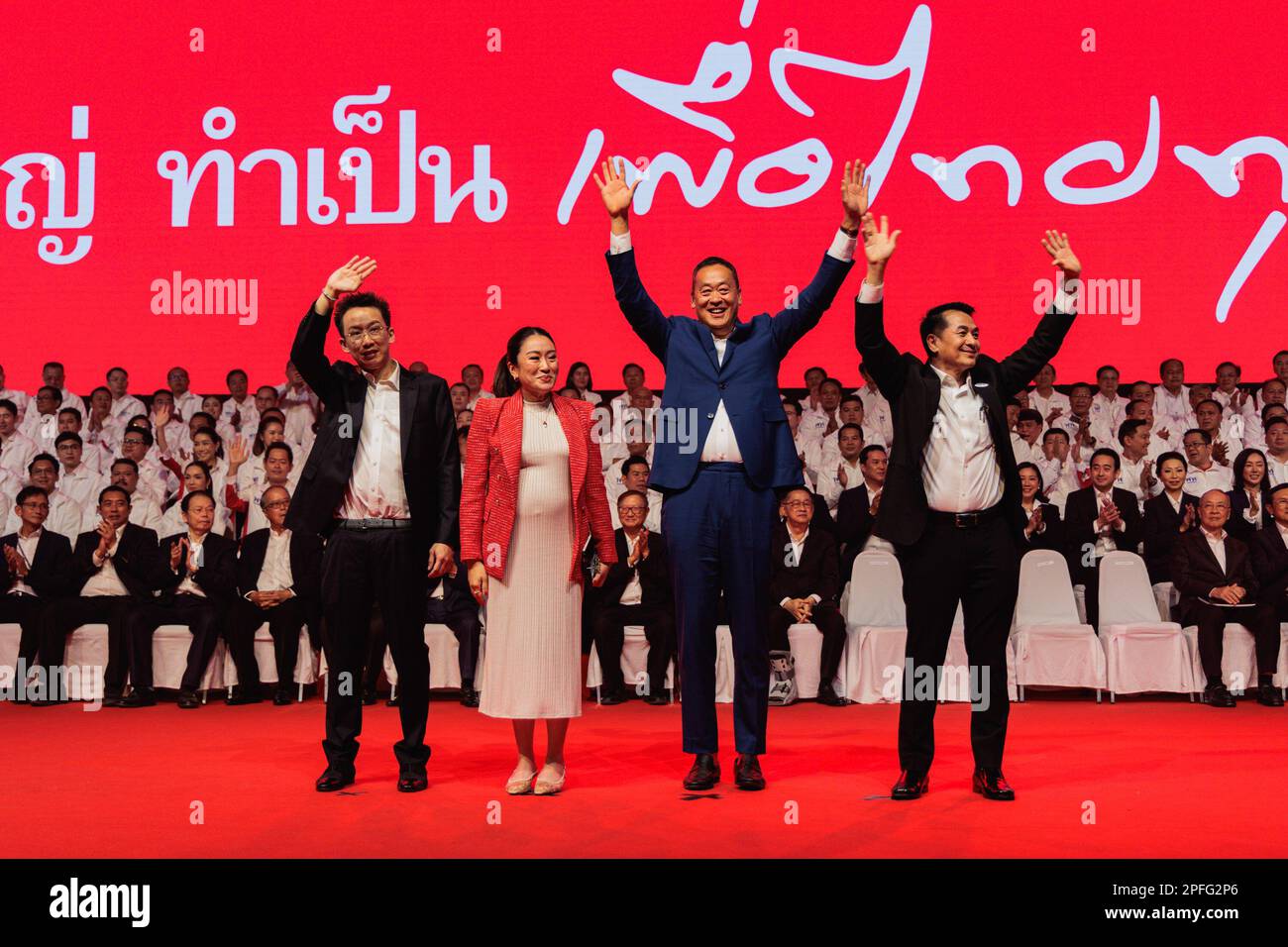 Pathum Thani, Thailandia. 17th Mar, 2023. (L-R) Panthongtae Shinawatra, Paetongtarn Shinawatra, Setha Taweesin e Chonlanan Srikaew membri del comitato del partito tailandese di Phue hanno visto sul palco durante l'evento. Phue Thai Party, il più grande partito politico della Thailandia, ha tenuto un evento presso la palestra dell'Università di Thammasat a Pathum Thani per presentare i candidati al parlamento e le linee guida politiche. Credit: SOPA Images Limited/Alamy Live News Foto Stock