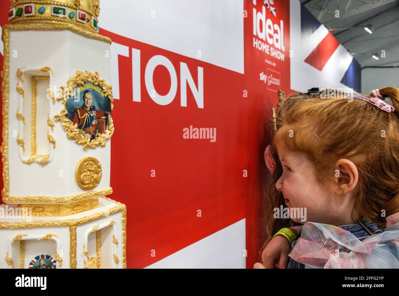 Londra 17 Marzo 2023 Franky,3, guardando i dolci fantasy nel concorso 'Fit for a King', nella London Olypia., Ideal Home Exhibition.Paul Quezada-Neiman/Alamy Live News Foto Stock