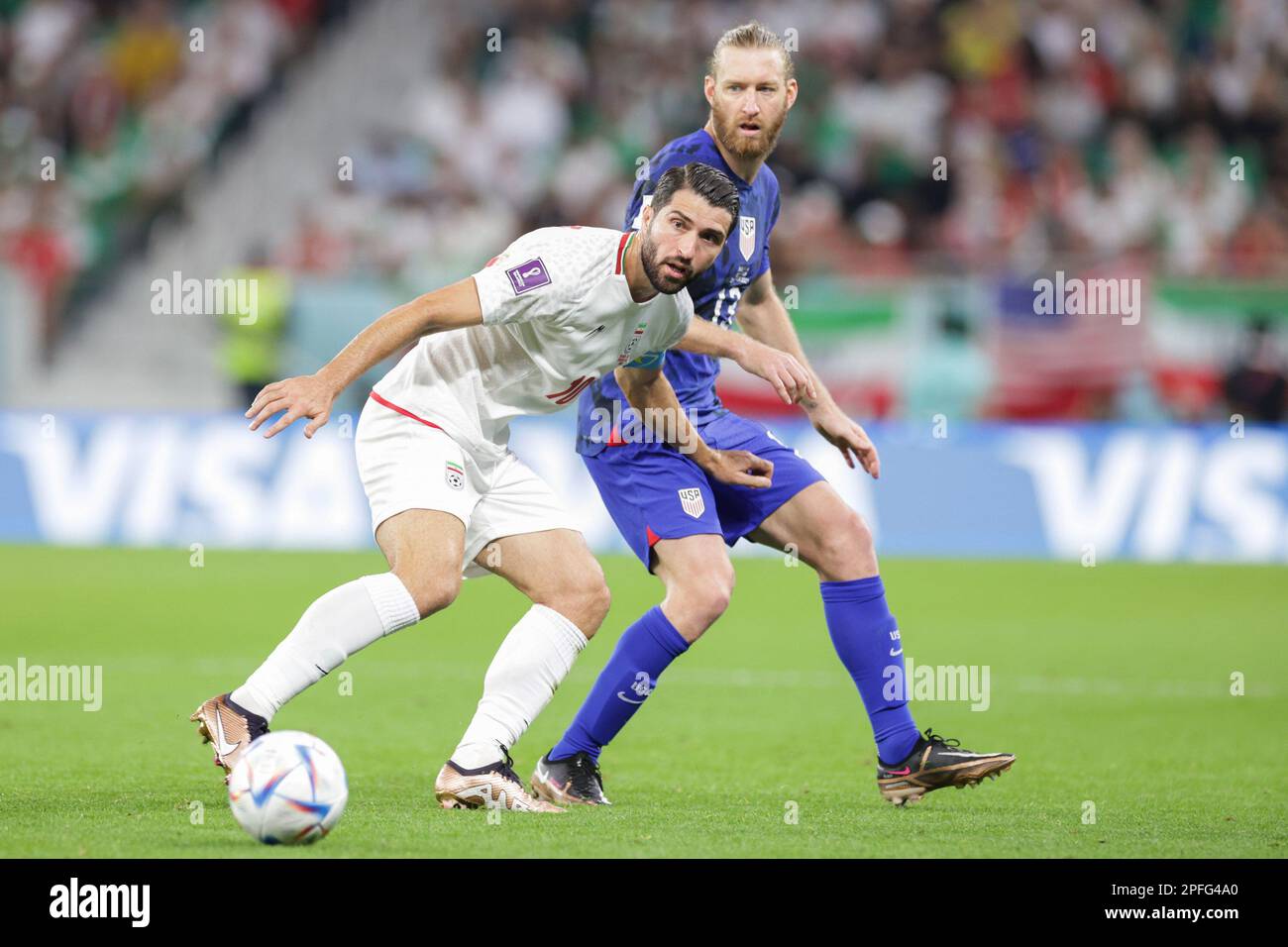 Karim Ansarifard of Iran (L) e Tim Ream of USA (R) in azione durante la Coppa del mondo FIFA Qatar 2022 Match tra IR Iran e USA al Thumama Stadium. Punteggio finale; IR Iran 0:1 USA. Foto Stock