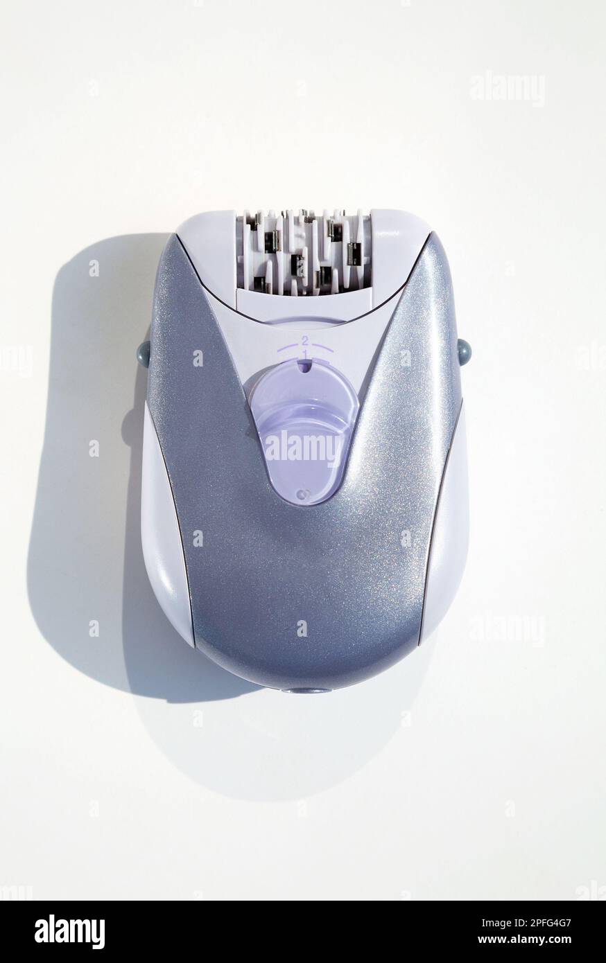 Epilatore per estrarre i peli superflui del corpo, rendendo la pelle liscia e morbida a casa. Dispositivo elettrico per la rimozione dei peli personali primo piano isolato su bianco Foto Stock