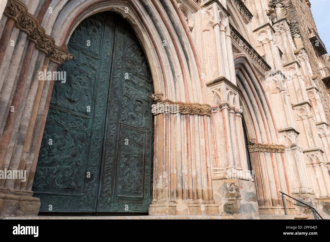 Porte d'ingresso in bronzo ornato del Monastero reale di Santa Maria di Guadalupe. Guadalupe, provincia di Cáceres, Estremadura, Spagna Foto Stock