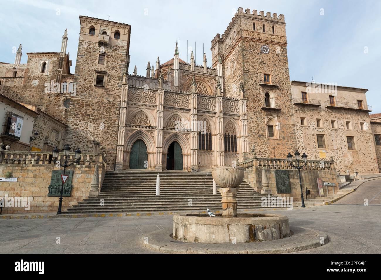 Facciata del monastero reale di Santa Maria de Guadalupe vista dalla piazza principale di Guadalupe, provincia di Cáceres, Spagna. Foto Stock