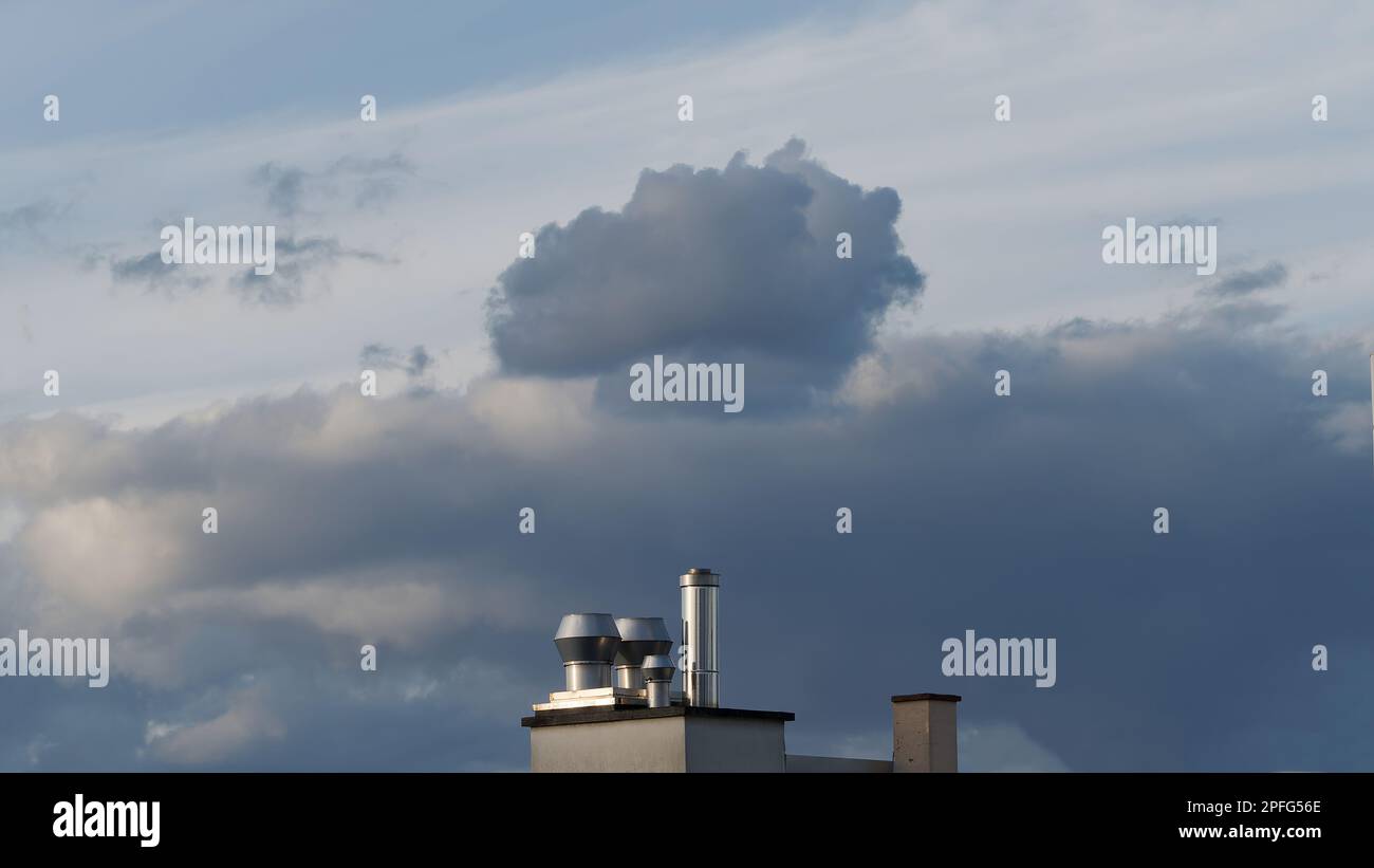 Nuvole grigie sui tetti della città Foto Stock