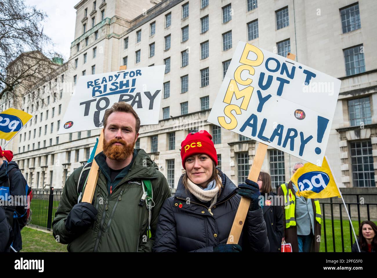 Sciopero e dimostrazione di funzionari pubblici per una retribuzione equa organizzata da PCS, Public and Commercial Services Union, Whitehall, Londra, Regno Unito 15/03/2023 Foto Stock