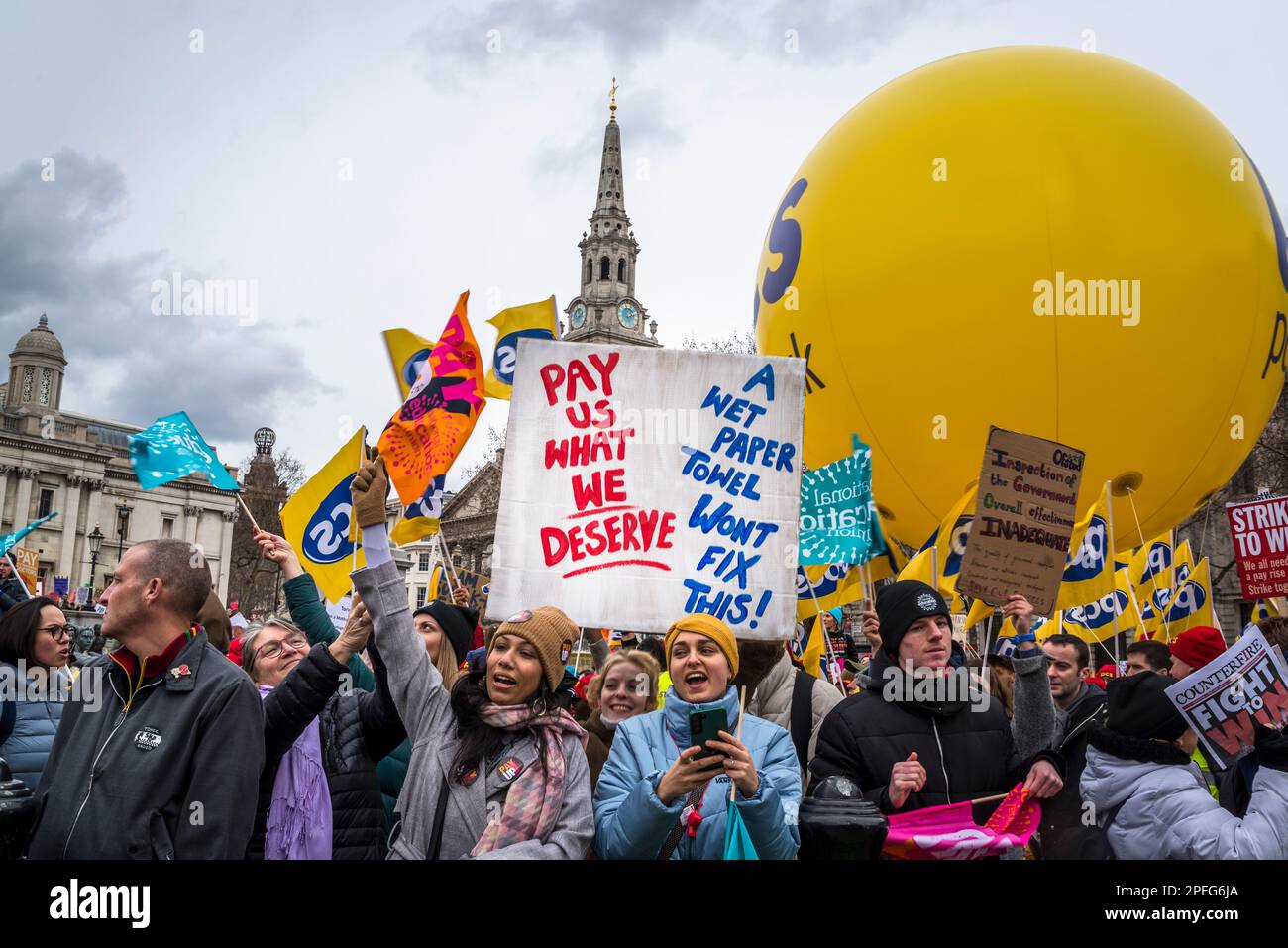 Sciopero e dimostrazione di funzionari pubblici per una retribuzione equa organizzata da PCS, Public and Commercial Services Union, Londra, Regno Unito 15/03/2023 Foto Stock