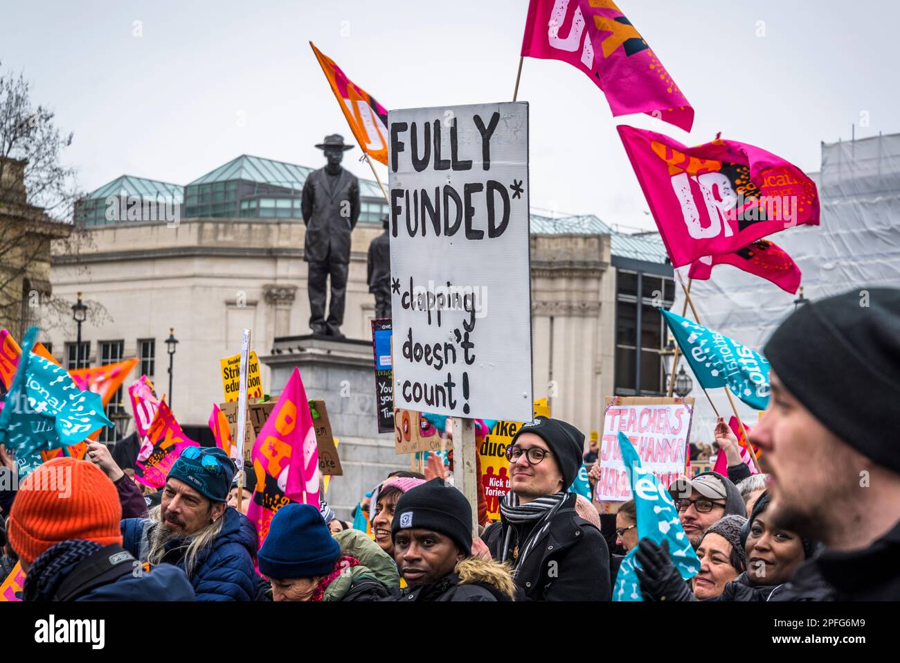 Gli insegnanti scioperano e si radunano per una retribuzione equa a Trafalgar Square, Londra, Regno Unito 15/03/2023 Foto Stock