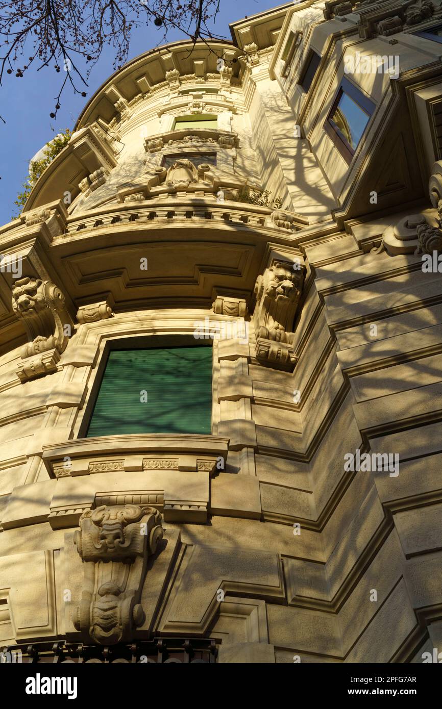 Antico edificio residenziale lungo via Alberto da Giussano a Milano, Lombardia, Italia Foto Stock