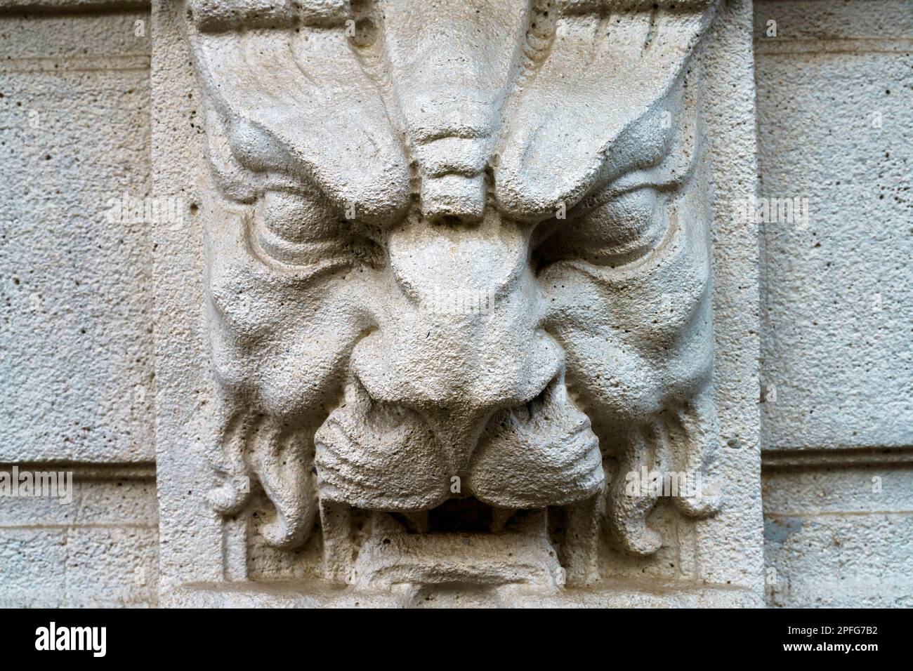 Antico edificio residenziale lungo via Alberto da Giussano a Milano, Lombardia, Italia Foto Stock