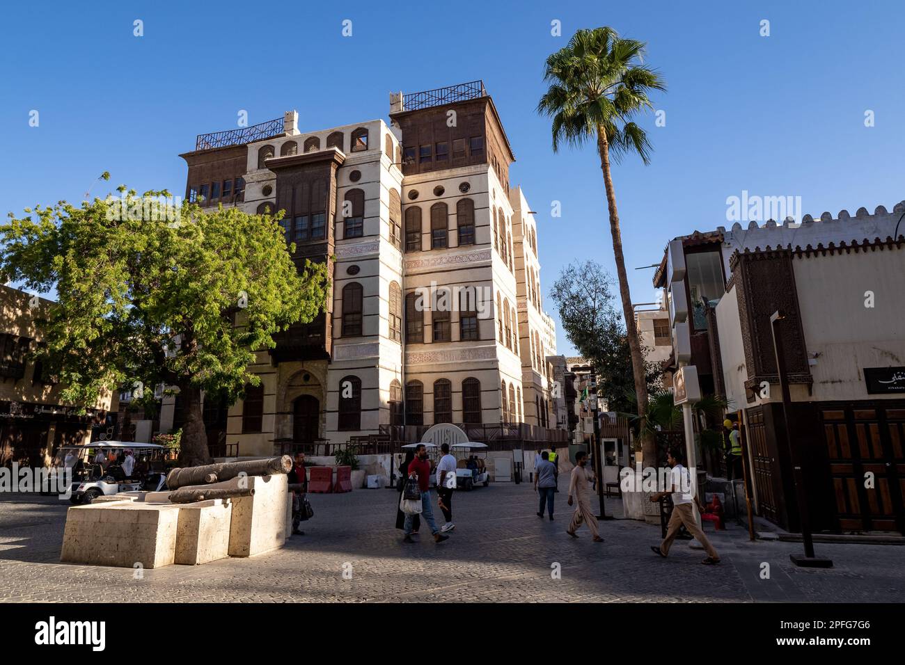 Vista della facciata ornata di Nasseef coral town house, Souk al Alawi Street nel quartiere storico di Al Balad, Jeddah, Arabia Saudita, KSA Foto Stock