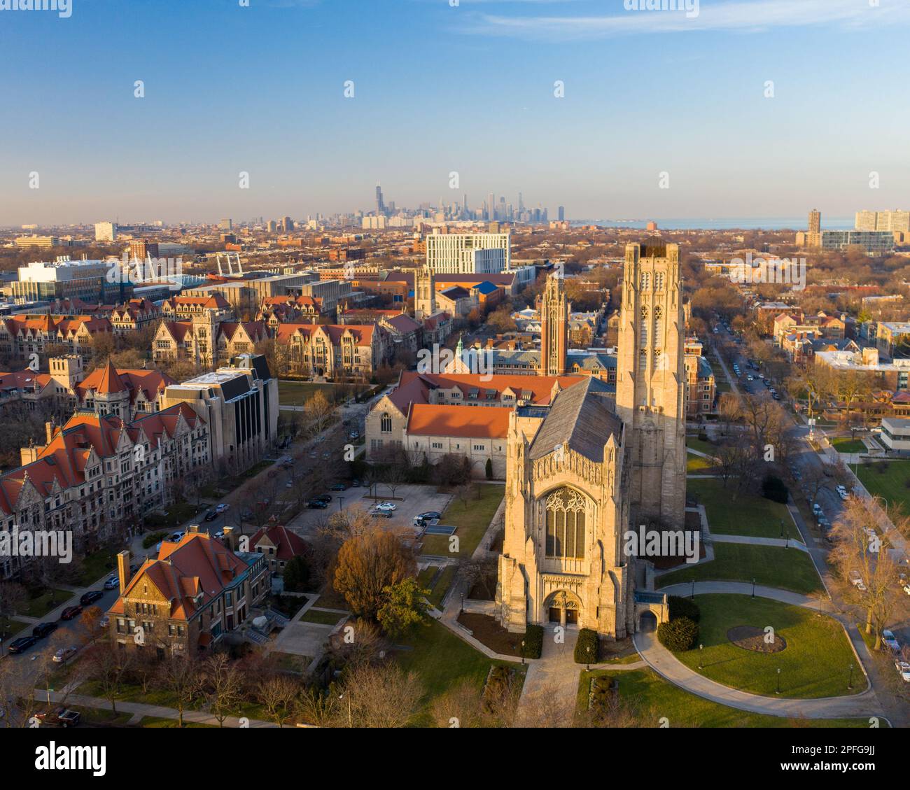 Vista aerea del campus dell'Università di Chicago - Rockefeller Memorial Chapel. Tramonto Foto Stock