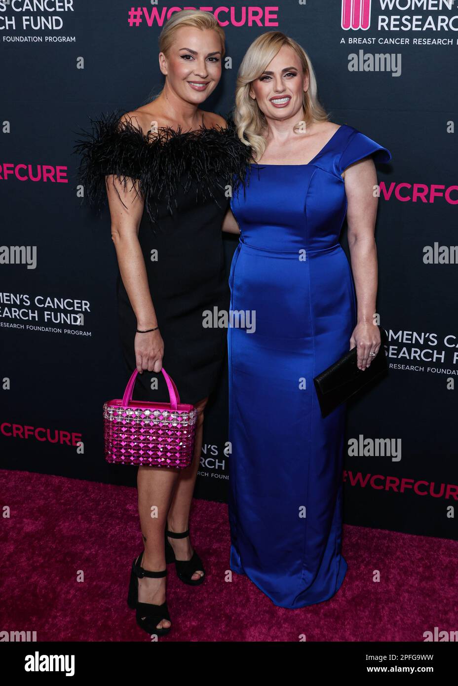 BEVERLY HILLS, LOS ANGELES, CALIFORNIA, USA - MARZO 16: Ramona Agruma e la ragazza/attrice australiana Rebel Wilson arrivano al Women's Cancer Research Fund un'indimenticabile serata di benefit Gala 2023 che si tiene al Beverly Wilshire, Un Four Seasons Hotel il 16 Marzo 2023 a Beverly Hills, Los Angeles, California, Stati Uniti. (Foto di Xavier Collin/Image Press Agency) Foto Stock