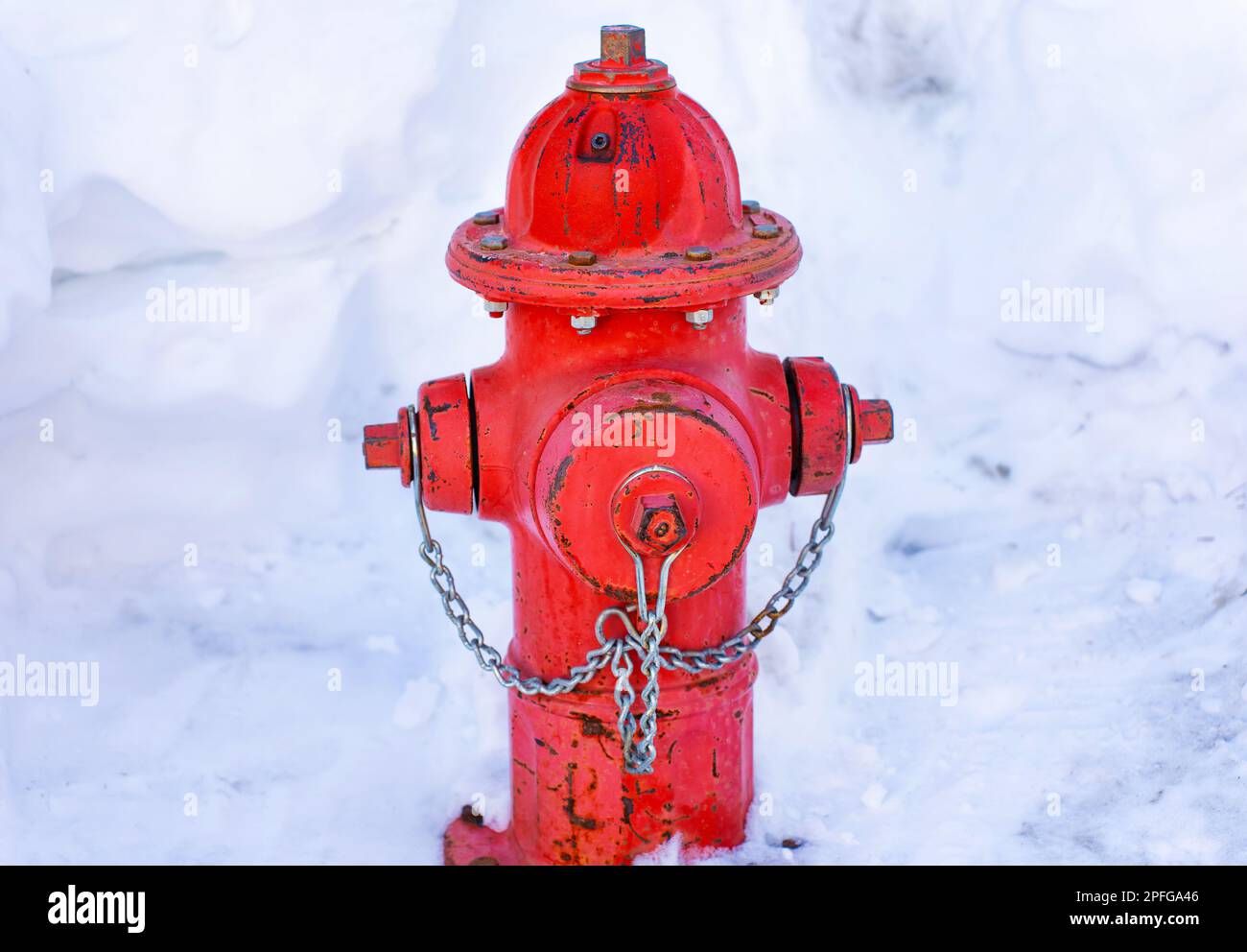 Vivace idrante rosso fuoco da una grande nevicata bianca. Foto Stock