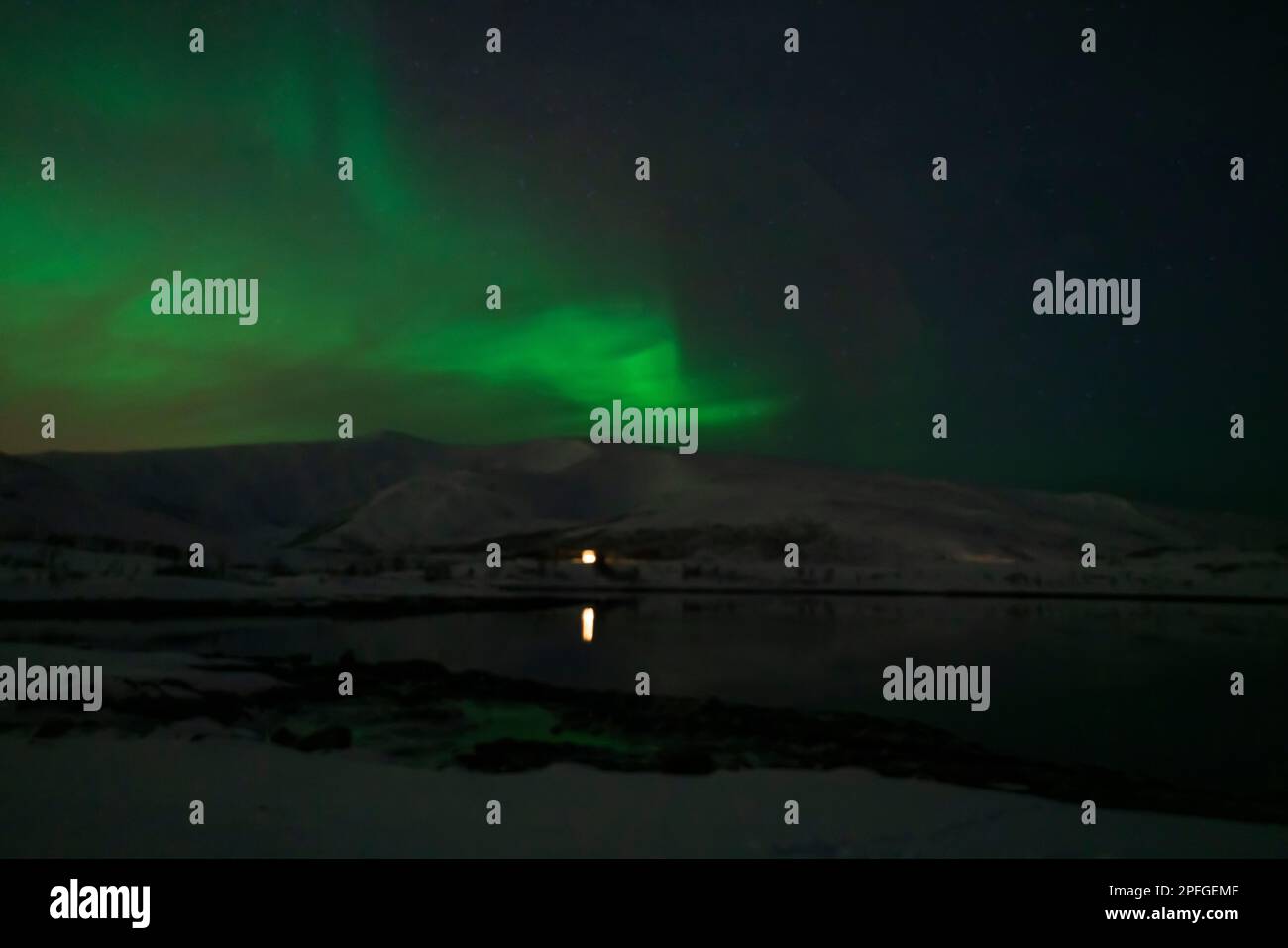 aurora borealis aurora boreale in un clima di mşsty a tromso, norvegia Foto Stock