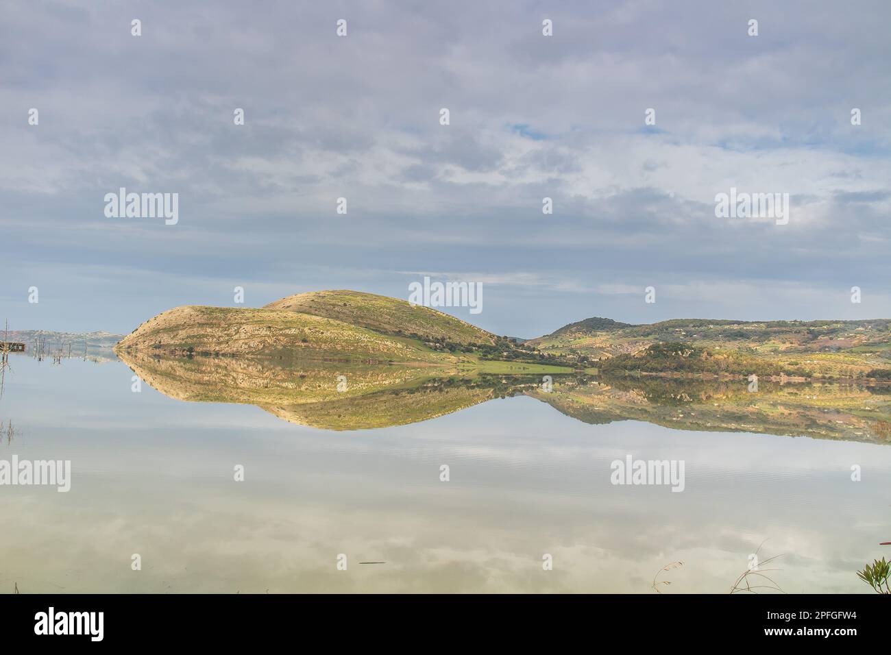La diga di Sidi El Barrak, una notevole risorsa idrica a Beja, Tunisia. Nord Africa Foto Stock