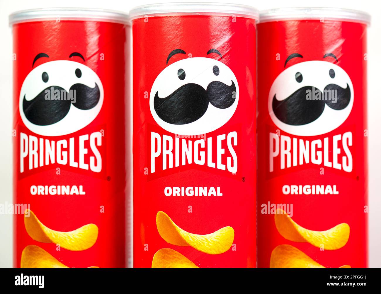 VARSAVIA - MARZO 05: Tubi lunghi rossi con logotipo Pringles, gusto originale, su uno scaffale a Varsavia il 05 Marzo. 2023 in Polonia. Pringles è un americano br Foto Stock
