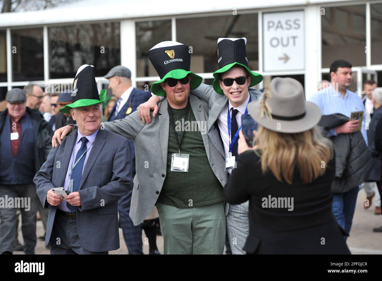 Folle l'ultimo giorno del Festival corse di cavalli all'ippodromo di Cheltenham il giorno 4 l'ultimo giorno del Cheltenham Festival una celebrazione del Nat Foto Stock