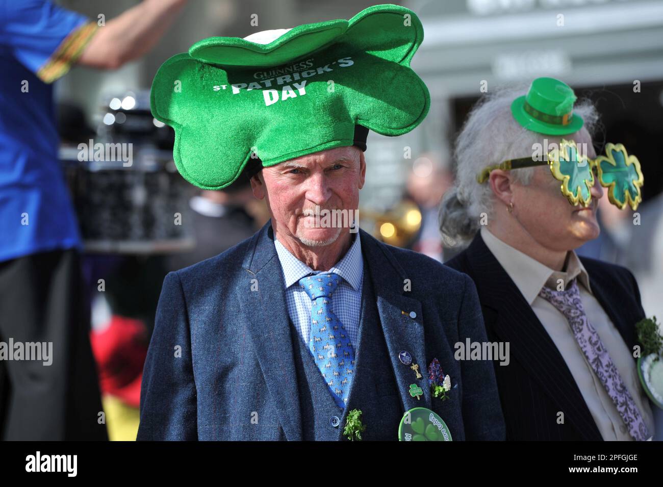 Folle l'ultimo giorno del Festival corse di cavalli all'ippodromo di Cheltenham il giorno 4 l'ultimo giorno del Cheltenham Festival una celebrazione del Nat Foto Stock