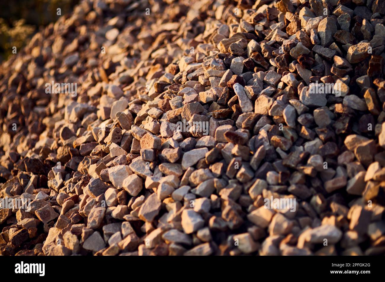 Un mucchio di pietre fini del granito nella luce calda del sole Foto Stock