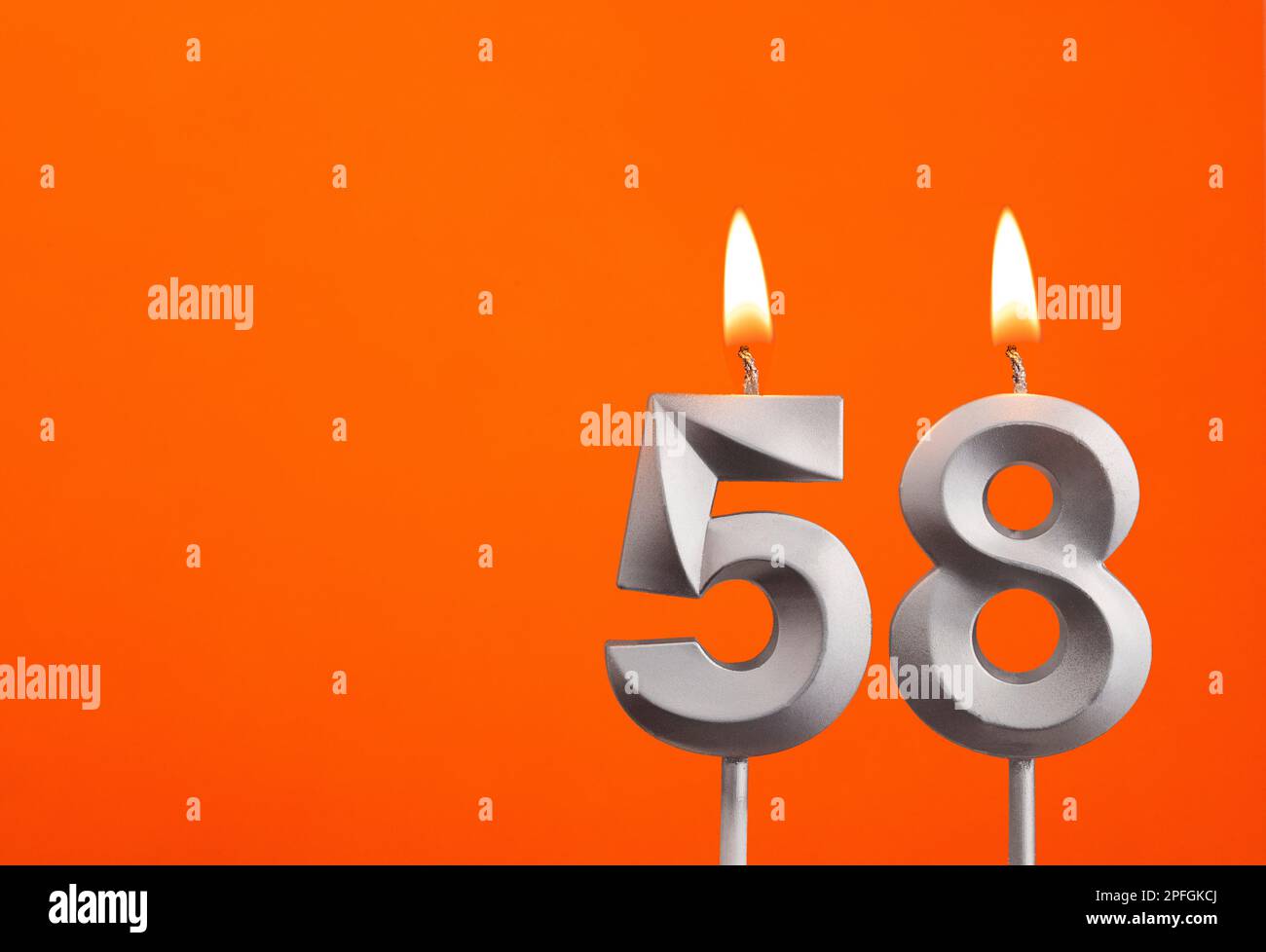 Candela numero 58 - compleanno su sfondo arancione Foto Stock