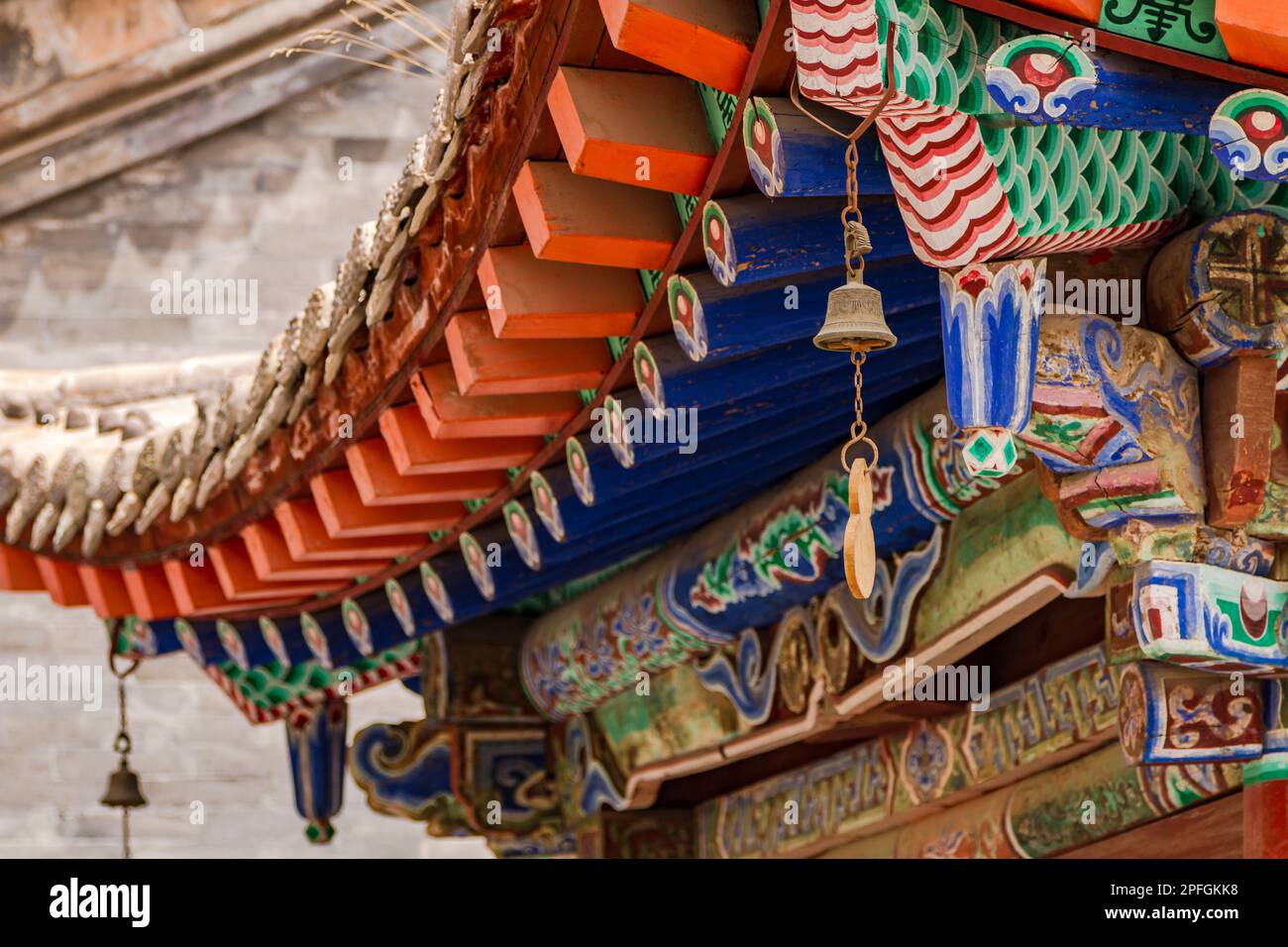 Tetti decorati e colorati con ornamenti e decorazioni spettacolari al Monastero di Kumbum Jampaling, Xining, Cina Foto Stock