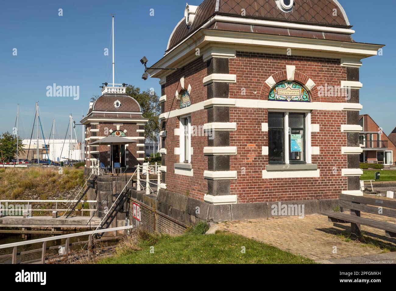 Vecchia chiusa e casa del custode del ponte presso il "Lemstersluis", una chiusa nella città frisone di Lemmer. Foto Stock