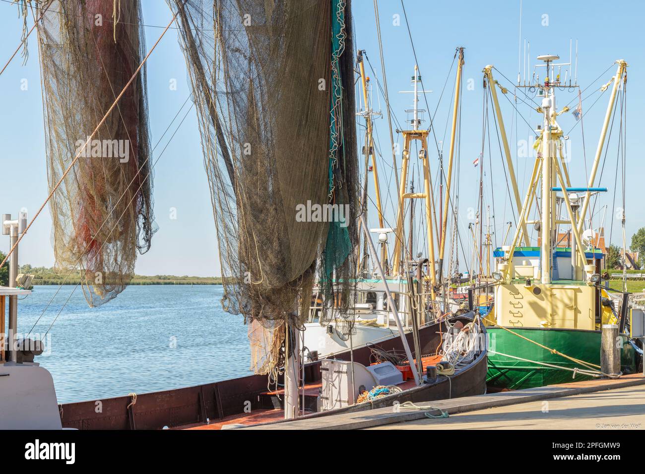 Barche da pesca nel porto del pittoresco villaggio di Makkum in Frisia. Foto Stock